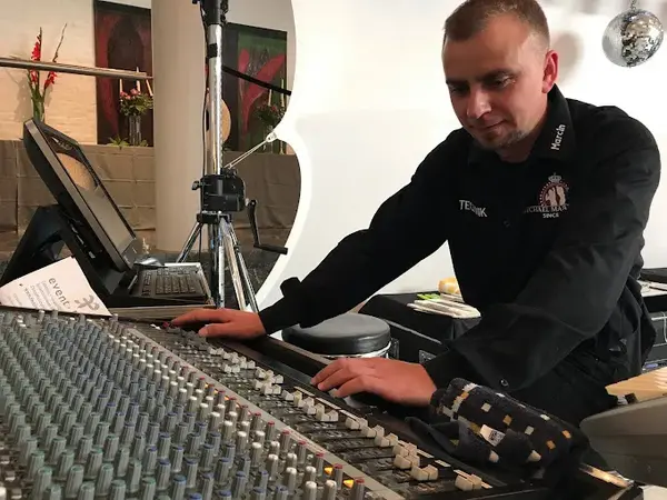 Tontechniker am Mischpult im Eventbereich, Bedienung von Audioanlage