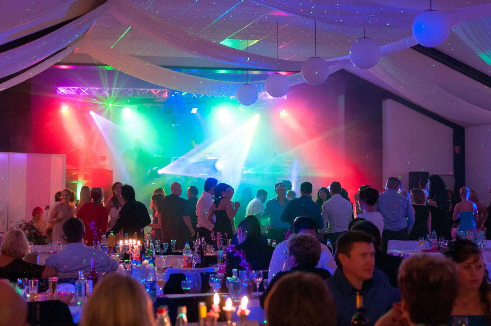 Tanzfläche bei Hochzeitsfeier mit DJ, Laserlicht und Partybeleuchtung